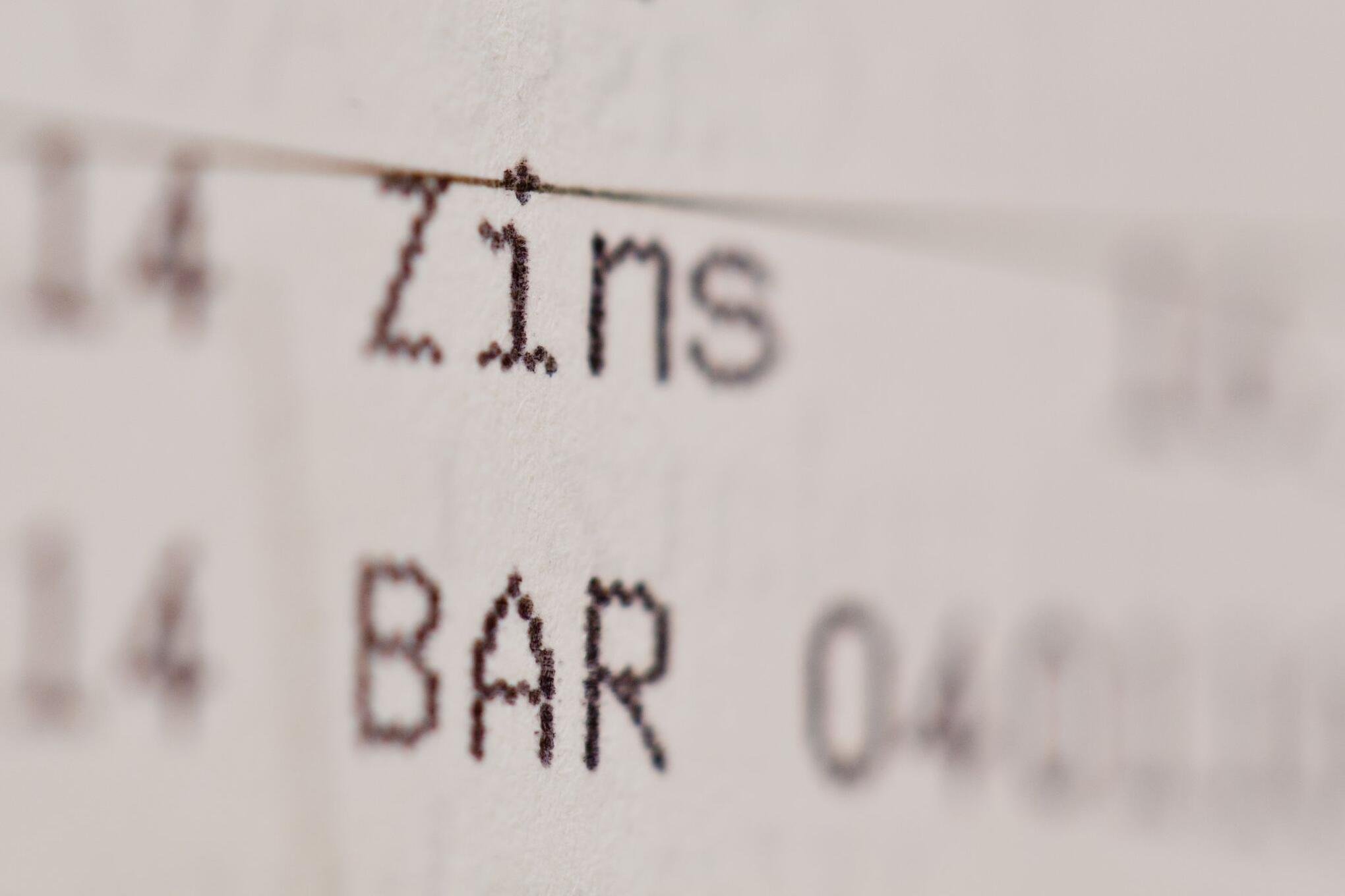 Die Zins-Falle vor Ort: Warum Sparkassen-Kunden bares Geld verschenken
