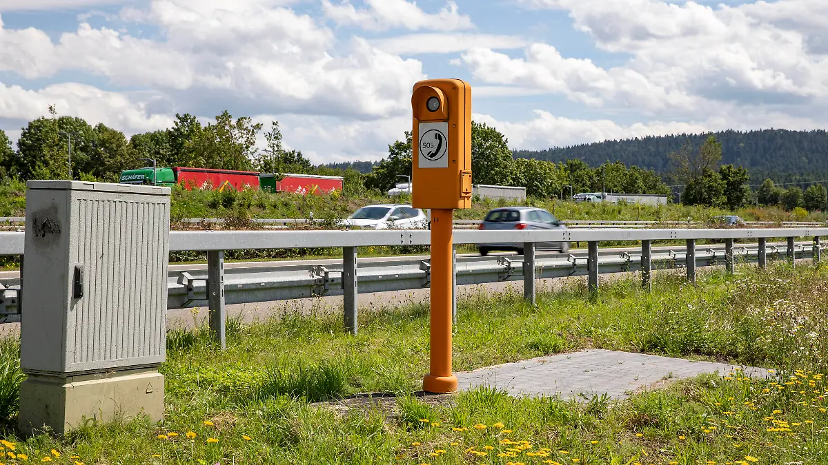 Aus für die Notrufsäulen? Warum das Sparen an der Leitplanke für Autofahrer teuer werden kann